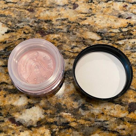 BareMinerals loose powder blush in flourish - Picture 3 of 5